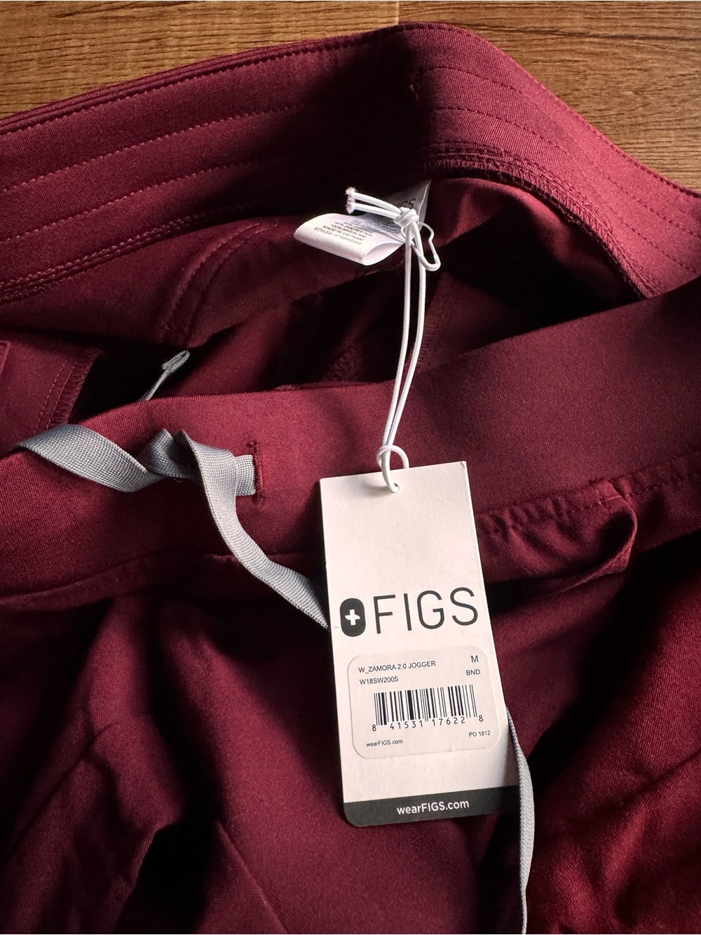 Figs Burgundy M Set